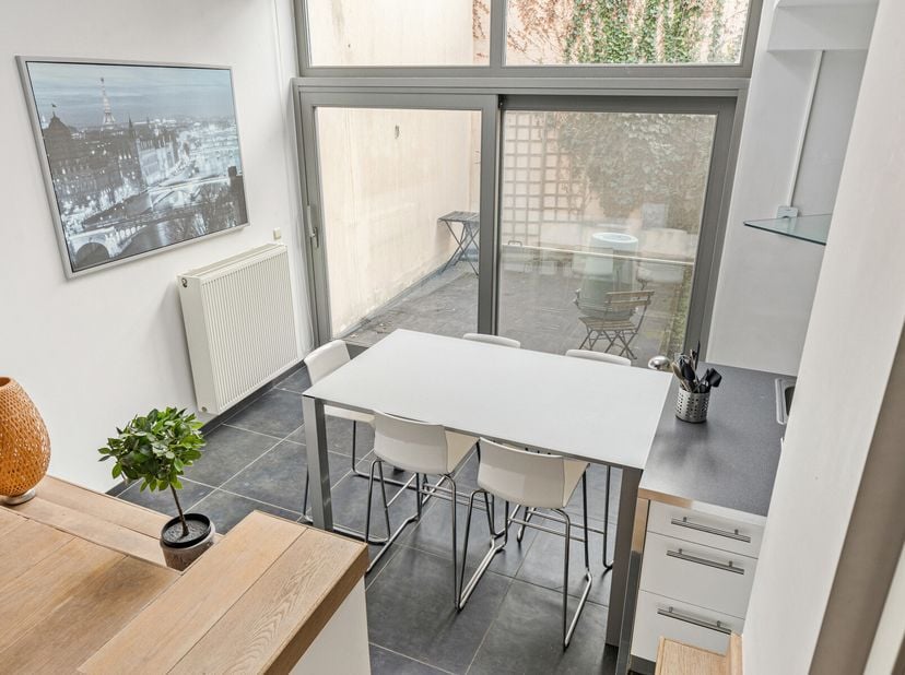 In een zijstraatje van dé Mechelsestraat, het verlengde van de charmante Vismarkt, gekend om zijn verfijnde boetiekjes en handelszaken, bieden wij met