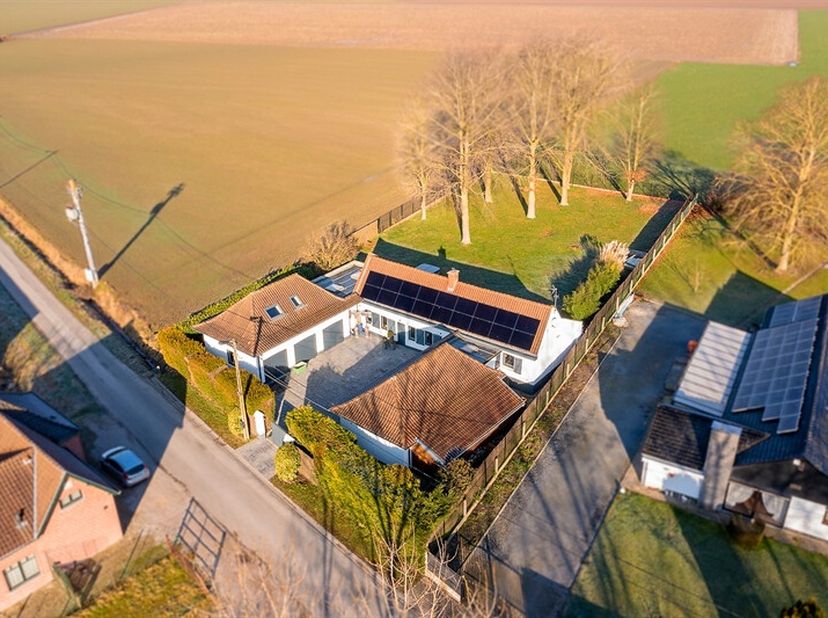 Charmante propriété entièrement rénovée sur un terrain arboré de 1592m2. &lt;br /&gt;
Dès l&#039;entrée vous serez séduits par le charme de cette fermette et le