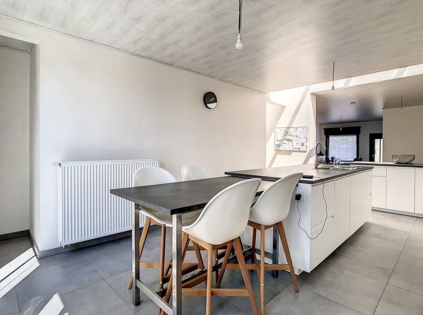 Maison entièrement rénovée et peinte située à Boezinge. Joli jardin avec place de parking privée. La propriété se compose de:&lt;br /&gt;
Rez-de-chaussée: S