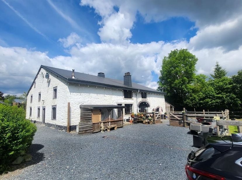 Deze prachtige gerenoveerde hoeve is gelegen in Pisserotte, deelgemeente van Houffalize. Deze hoeve is met veel zorg helemaal verbouwd tot een waardig