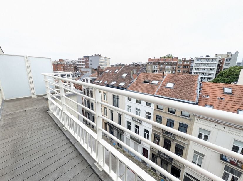 Ideaal gelegen in de prestigieuze wijk Schuman, op een steenworp afstand van Square Ambiorix, biedt dit prachtige appartement met 2 slaapkamers een un