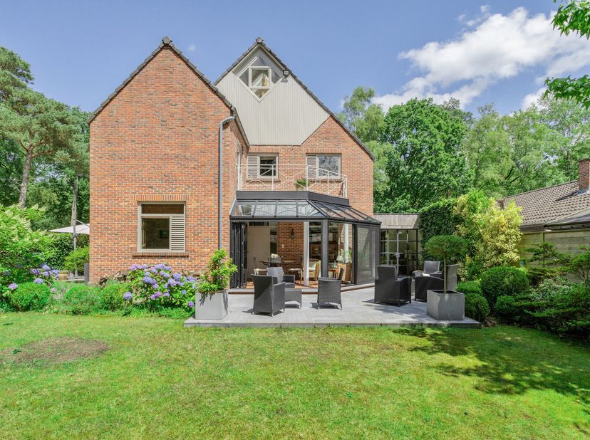 Deze woning is gelegen in een groen gebied, vlakbij de bossen en het kanaal Dessel / Schoten. Ideaal om een ontspannende wandeling te maken.&lt;br /&gt;
Op