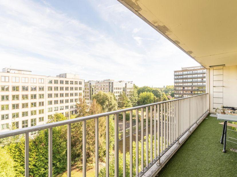 Idéalement situé à proximité de l&#039;hôpital Saint-Luc, du Parnasse et du shopping de Woluwe est localisé ce charmant appartement MEUBLE de 61m² avec gra
