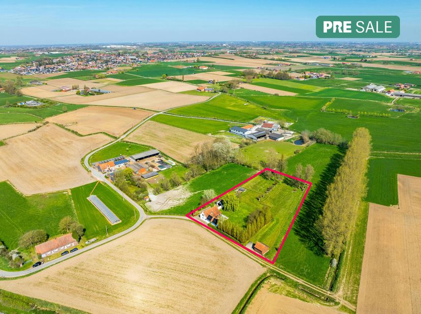 Découvrez cette maison rurale unique, située sur un magnifique terrain de 6 892 m² à Beselare. La maison offre des vues à couper le souffle et possède