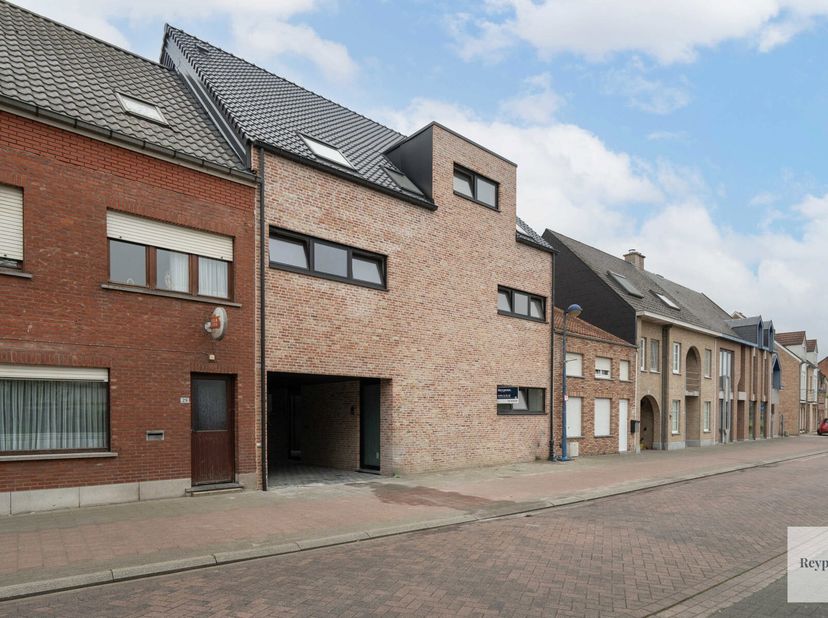 Onze residentie Manon is gelegen in het centrum van Houtvene, deelgemeente van het landelijke Hulshout. School, apotheek, bakker, ... op wandelafstand