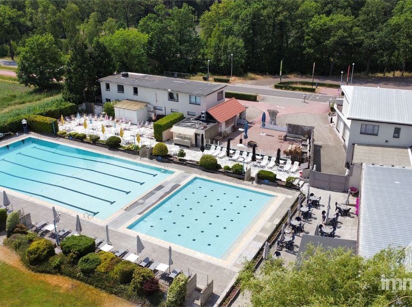 PLUSPUNTEN:&lt;br /&gt;
+ totale perceel oppervlakte: 20.141m²&lt;br /&gt;
+ ca. 15 campingplaatsen&lt;br /&gt;
+ ca. 35 vaste plaatsen&lt;br /&gt;
+ zwembad + kinderbad&lt;br /