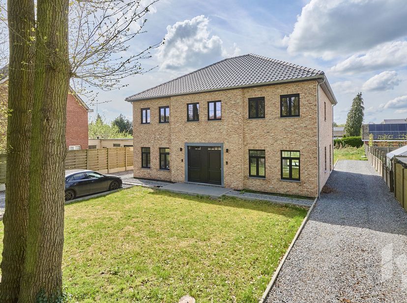 Stijlvolle, instapklare nieuwbouwwoning (145 m²) met een open leefruimte, 3 slaapkamers en een badkamer met bad en douche gelegen op een perceel van 5