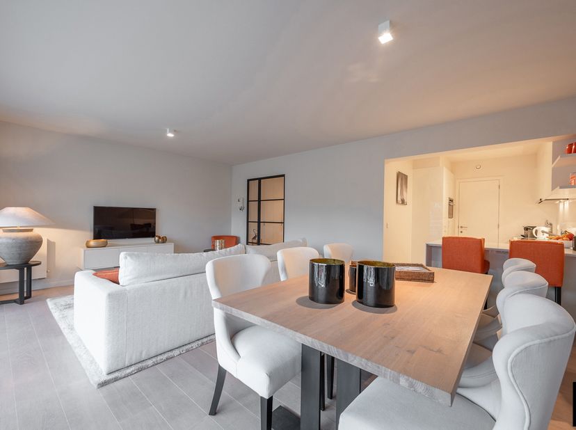 Prachtig gemeubeld 2-slaapkamer appartement met hoogwaardige afwerking op een topligging in de Kustlaan te Zoute.&lt;br /&gt;
Het appartement bevindt zich i
