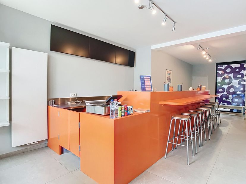 Commerciële ruimte van ca. 55m² te huur in de Kloosterstraat 162 te Antwerpen. Deze ligging is ideaal en zeer centraal voor wie met het openbaar vervo
