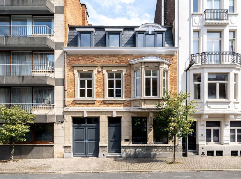 Idéalement située dans une rue calme entre la Place Brugmann et l&#039;avenue Molière, maison de 1930 totalement rénovée d&#039;une superficie brute de ± 363 m²