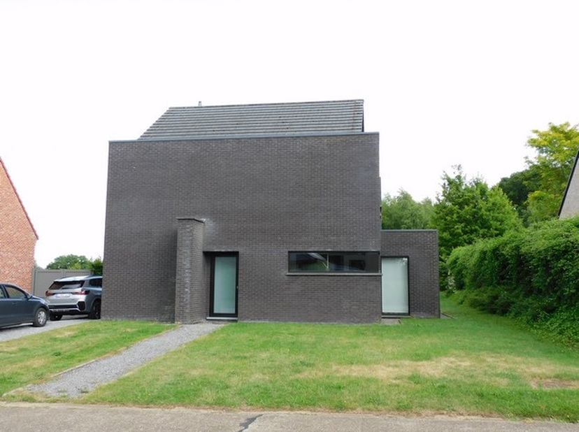 Deze eigentijdse woning is gelegen in de Hekstraat 70 te Beringen, vlakbij het centrum van Beringen en de autosnelwegen.  De woning biedt alle comfort