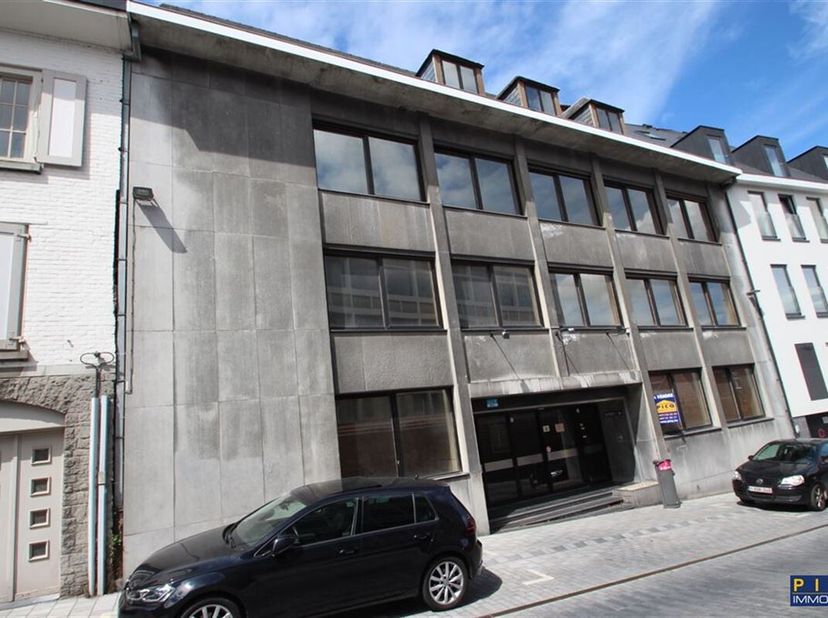 Exceptionnel immeuble, situé au coeur de la ville, actuellement composé de 20 locaux scolaires sur 800m², divisible en ensemble de bureaux et/ou logem