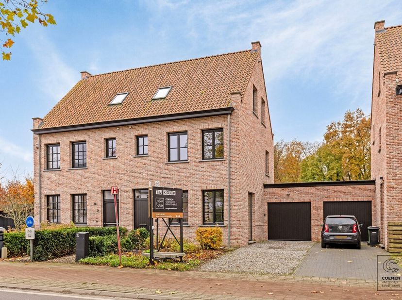 Dans un quartier calme et familial à Halle-Zoersel, vous trouverez cette maison de pasteur semi-ouverte moderne (2019) avec une surface habitable de 2