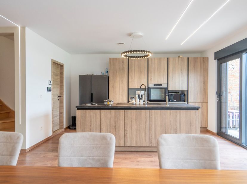 Deze prachtige woning, gebouwd in 2021, biedt ruimte en licht dankzij de grote, open leefruimtes en doordachte indeling. Ideaal voor wie houdt van mod