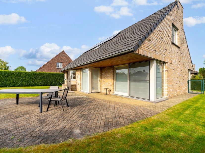 Alleenstaande, lichtrijke woning met 3 slaapkamers en een unieke leefruimte zoekt nieuwe eigenaars in de rustige Bloemenwijk van Menen!&lt;br /&gt;
Deze won