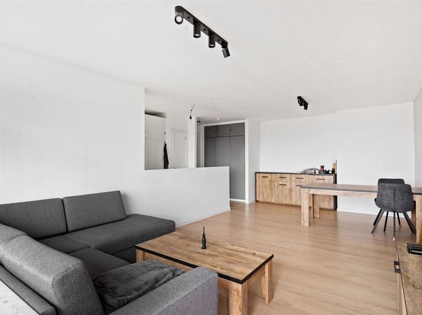 Dit appartement in de Elektriciteitstraat, net buiten het centrum van Mechelen, biedt het beste van beide werelden. Met supermarkten om de hoek, nabij
