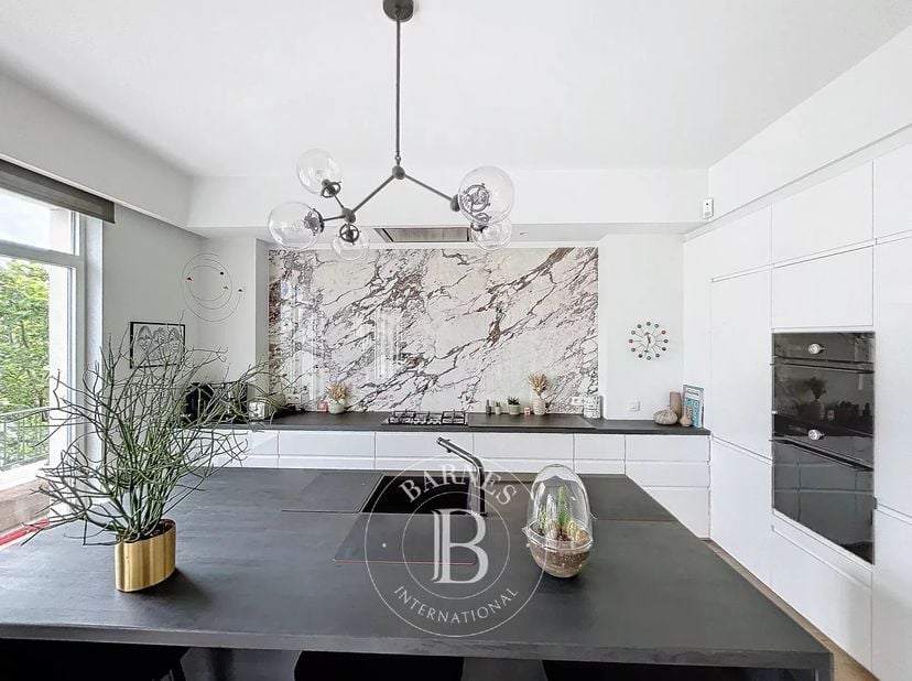 Barnes Brussels vous présente en exclusivité ce magnifique bien de +-176m2 ( selon PEB) dans le quartier de l&#039;angle de la rue du Chatelain et de l&#039;ave