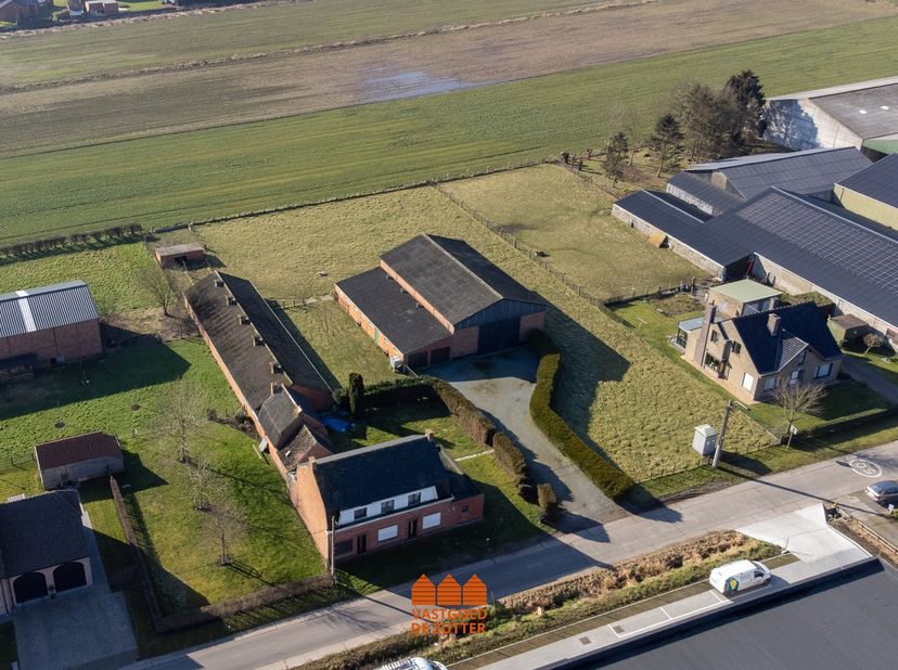 Op een unieke locatie in het landelijke Sint-Jan-in-Eremo bevindt zich deze hoeve met bijhorende loodsen, gelegen op een perceel van maar liefst 3.899