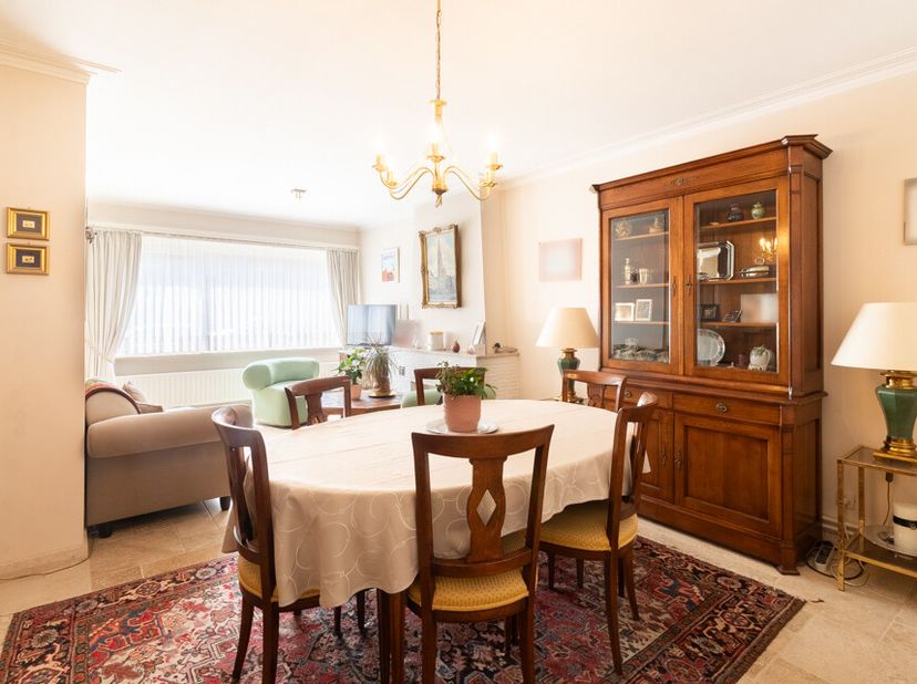 [[ DIT PAND NEEMT DEEL AAN DE ERA OPEN HUIZEN DAG OP 14/6 VAN 13:00 TOT 14:00 ]] Dit instapklaar appartement is gelegen op een centrale locatie, dicht
