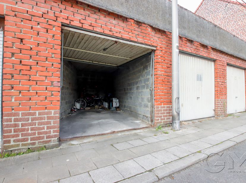 Garage individuel de +/- 16 m² pour 1 voiture.&lt;br /&gt;
Particularités : porte basculante métallique. Pas d&#039;électricité. Bon état d&#039;ensemble.