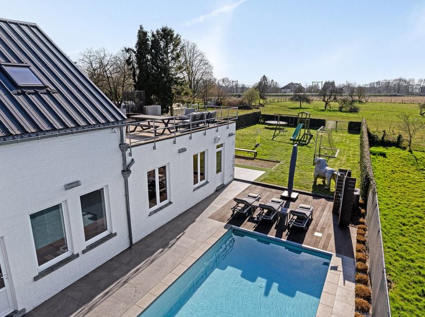 Leemans Immobiliën presenteert u deze uitzonderlijke en veelzijdige woning met loods en showroom, gelegen op een toplocatie in Asse. De perfecte combi