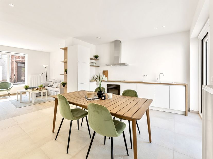 TOPPER! RUIME VOLLEDIG GERENOVEERDE WONING met 4 GROTE SLK en TUIN! Rustig doch centraal gelegen in MOEN! INDELING: inkom met apart toilet, ruime lich