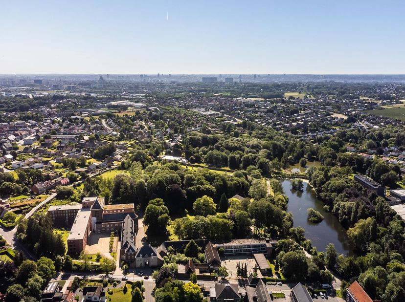 Bureaux à louer au monastère de Wivina  Dilbeek&lt;br /&gt;
Vous recherchez un espace de bureau alliant espace, lumière et authenticité?&lt;br /&gt;
L&#039;environneme
