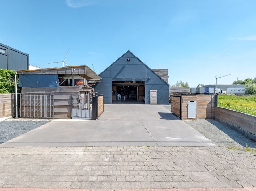 Vandaag nemen we je mee naar dit veelzijdig pand. Deze woonst met magazijn is gelegen op een strategische locatie, vlakbij de N16 en dichtbij alle nod