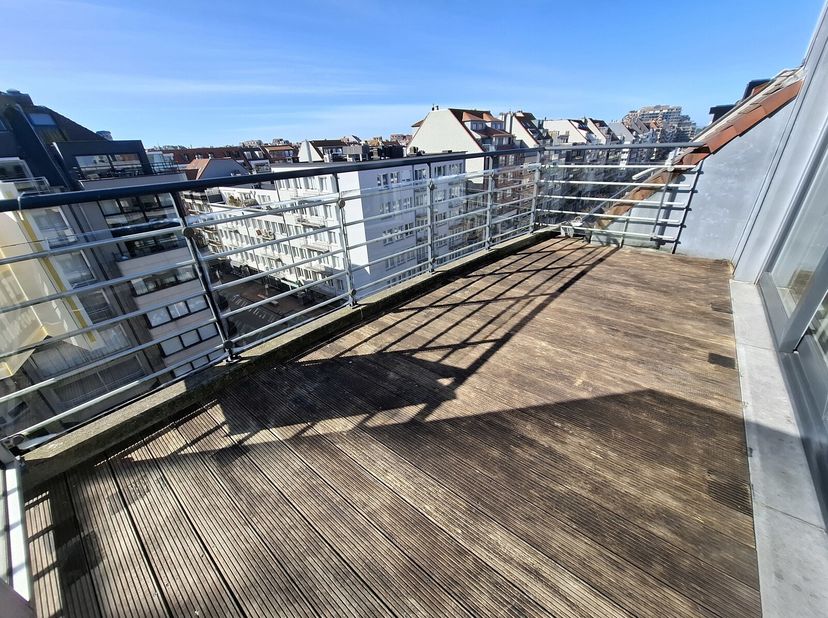 UNIEK DUPLEXAPPARTEMENT MET INPANDIGE GARAGE GELEGEN IN DE LIPPENSLAAN.