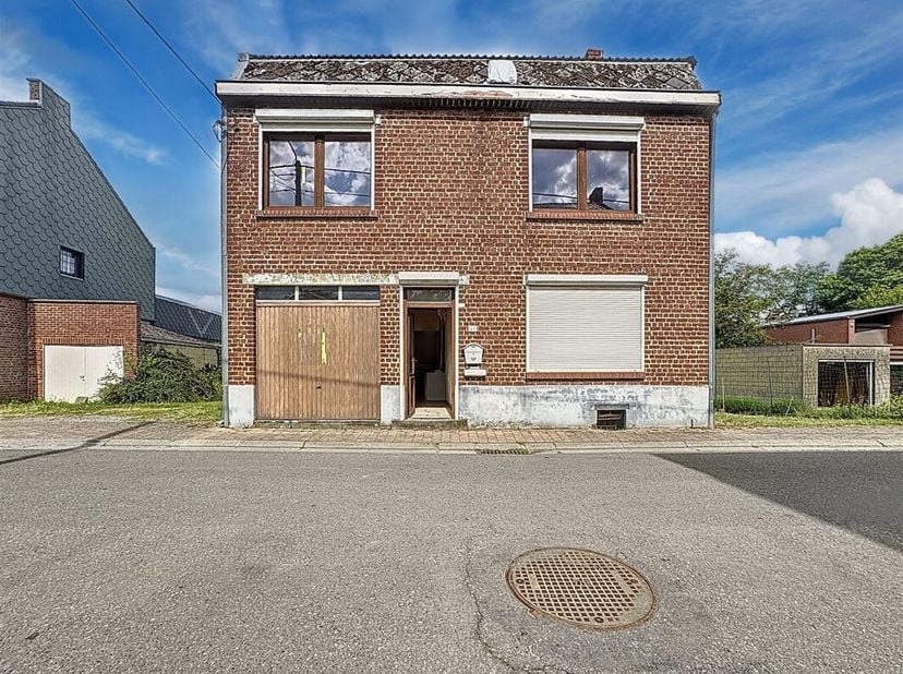 Située dans un quartier calme et apprécié de Jemeppe-sur-Sambre, cette maison 4 façades à rénover offre un énorme potentiel pour ceux qui souhaitent c