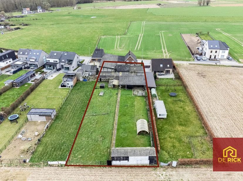 Ontdek dit prachtig gelegen bouwperceel van 2107 m² in het charmante Erpe-Mere. Deze locatie presenteert een unieke kans voor wie zijn droomhuis wil r