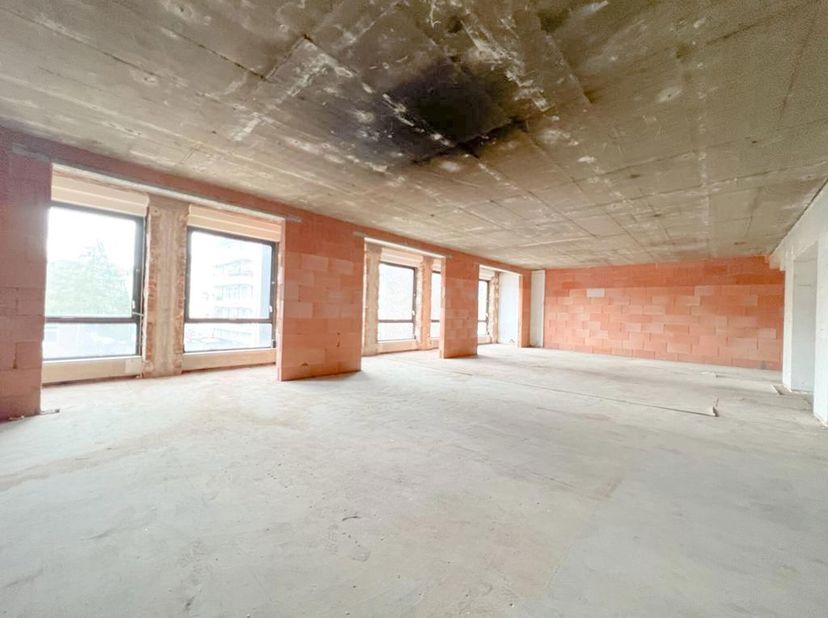 Ideaal gelegen, op een steenworp afstand van het Jubelpark, ontdek dit grote project van 720 m², momenteel verdeeld in 4 ruimtes + 8 parkeerplaatsen.