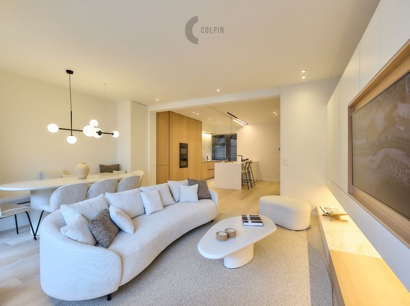 Uitzonderlijk 4-slaapkamerappartement gelegen op enkele passen van de zee en centraal tussen de winkelstraten van Knokke. Bij binnenkomst in het appar