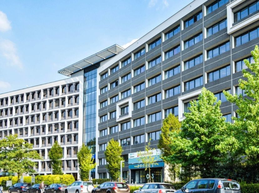 The Office is een gebouw met een totale bureeloppervlakte van 11.247 m² verdeeld over een gelijkvloers en 7 verdiepingen, palend via een tussengebouw