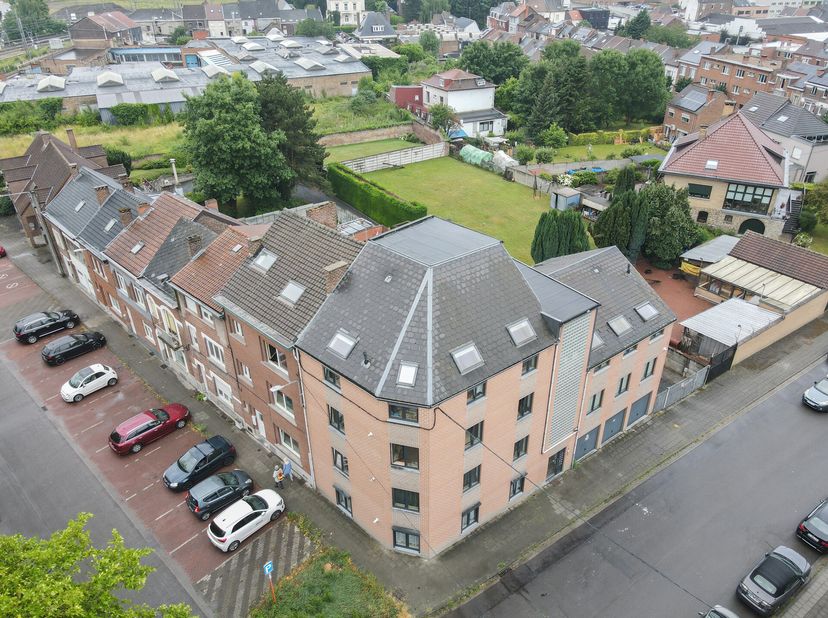 Actualimmo vous propose ce lumineux appartement de 3 chambres, situé au 3ème étage dun immeuble situé à la Rue Anna Boch à La Louvière. Avec une super