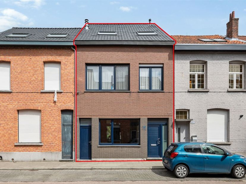 Ruime gezinswoning met potentieel in rustige buurt van Hemiksem&lt;br /&gt;
Gelegen in een rustige wijk, op wandelafstand van het centrum van Hemiksem, wink