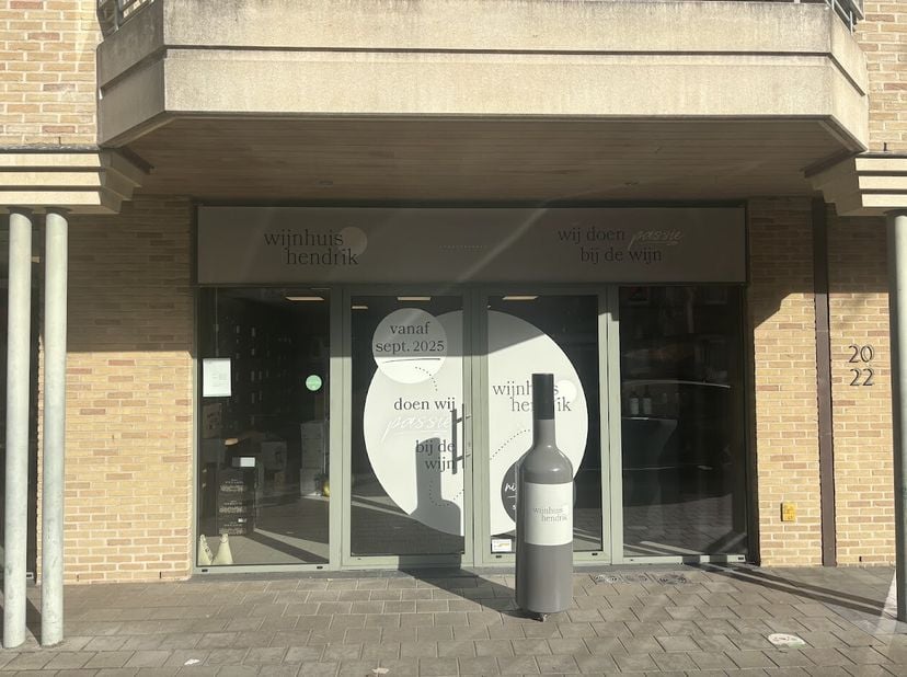 Op zoek naar een commerciële toplocatie? Dit instapklare handelspand van ca. 94 m², gelegen in het hart van Deerlijk naast Kruidvat, biedt een uitstek