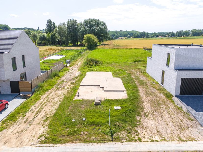 Deze bouwgrond voor een open bebouwing is gelegen in de landelijke en immer rustige deelgemeente Sint-Goriks-Oudenhove, doch het centrum van Zottegem