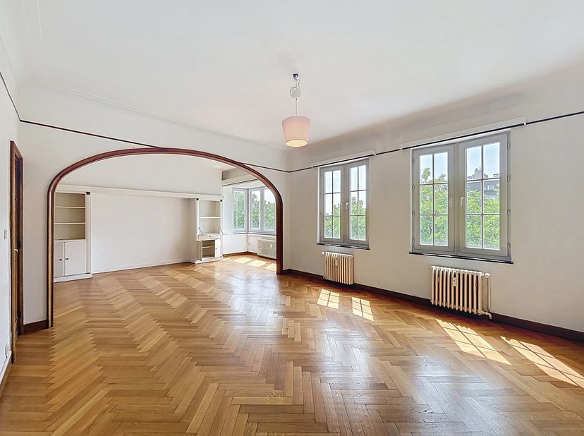 Dans le quartier Georges Henri, situé sur un prestigieux Boulevard, au 5E étage dune copropriété de standing avec ascenseur, superbe appartement 3 cha
