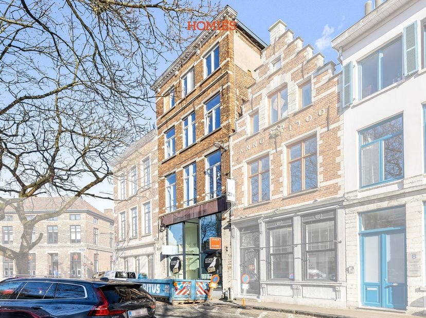 Graag presenteren wij u dit uitstekend gelegen handelspand met een grote vitrine op de levendige Vismarkt, een toplocatie vlak bij de Mechelsestraat.