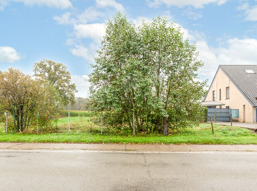 PERCEEL BOUWGROND  &lt;br /&gt;
 &lt;br /&gt;
Centraal gelegen perceel bouwgrond, nabij het centrum van Zonhoven, deels gelegen in woongebied, deels in landschapp