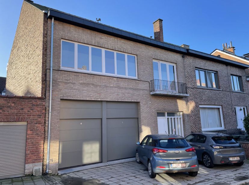 Ideaal gelegen in een rustige straat in het stadscentrum, huis met 4 slaapkamers zonder tuin om te renoveren, bestaande uit op de begane grond, grote