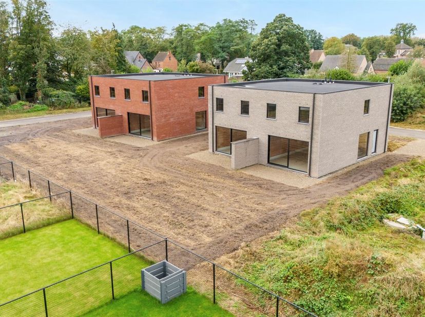 Moderne casco + afgewerkte nieuwbouwwoning (BEN) op een zeer centrale doch uiterst rustige ligging te Peer.&lt;br /&gt;
Deze strakke moderne woning van 144m