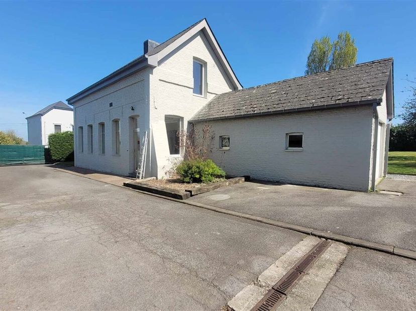 Maison 4 façades située en retrait de la voirie principale proposant un volume considérable.&lt;br /&gt;
Vous y trouverez : un hall d&#039;entrée, une buanderie,