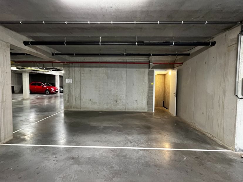 Deze ondergrondse autostaanplaats met berging bevindt zich in een afgesloten garage, deel uitmakende van een recente nieuwbouwontwikkeling&lt;br /&gt;
Geleg