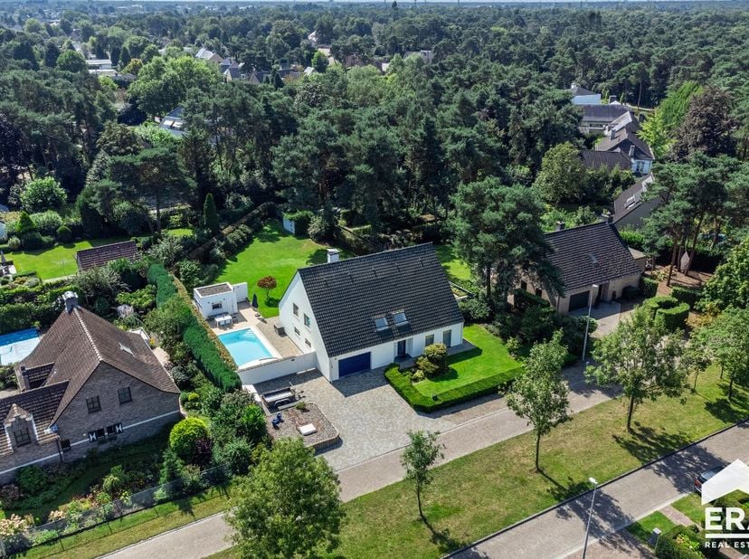 Verrassend ruime villa met zwembad, gelegen in bosrijk villapark Gunstig EPC! Ruimte lichtrijke living (64m²)Keuken met eethoek en aansluitend koele b