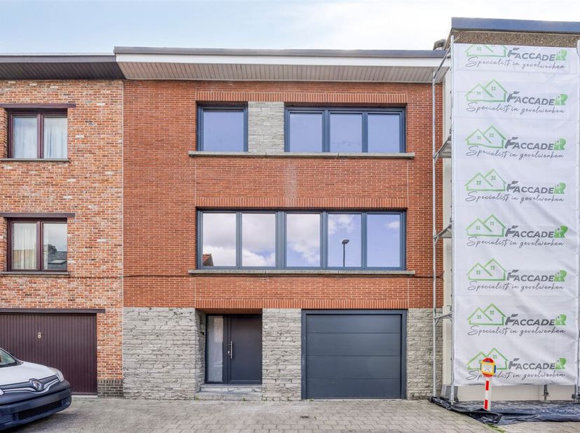 Half-gerenoveerde stadswoning met enorm potentieel in centrum op een terrein van 2 are met een bewoonbare oppervlakte van +/- 165 m² met: inkomhal - g