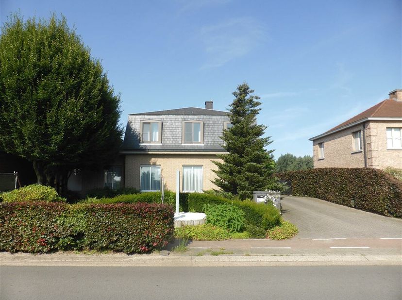 Veelzijdige eigendom met woning, kantoren en werkplaats. Op 4.200 m² grond. Ideaal voor ondernemers. Wie op één plek wonen én werken wil combineren, k