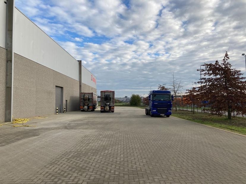 Goed onderhouden industriegebouw gelegen op het bedrijventerrein ( Tongeren Oost) te Tongeren.&lt;br /&gt;
Het hoofdgebouw heeft een oppervlakte van ongevee