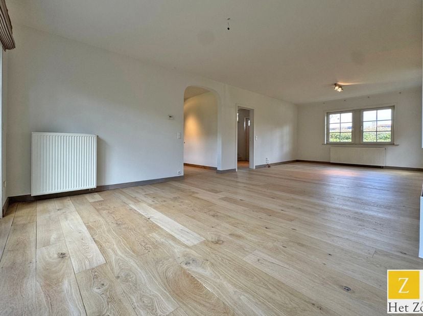 Een charmant en gezellig huis in het gezellige dorp Ramskapelle, centraal gelegen vlakbij de kerk. Deze woning biedt een ideale combinatie van rust en
